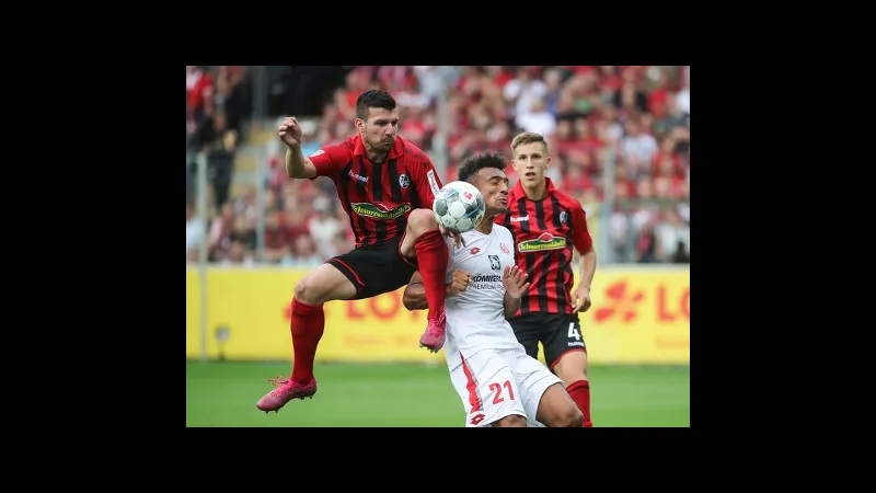 Cầu thủ của Freiburg tấn công quyết liệt trước hàng phòng ngự của Mainz Cầu thủ của Freiburg tấn công quyết liệt trước hàng phòng ngự của Mainz